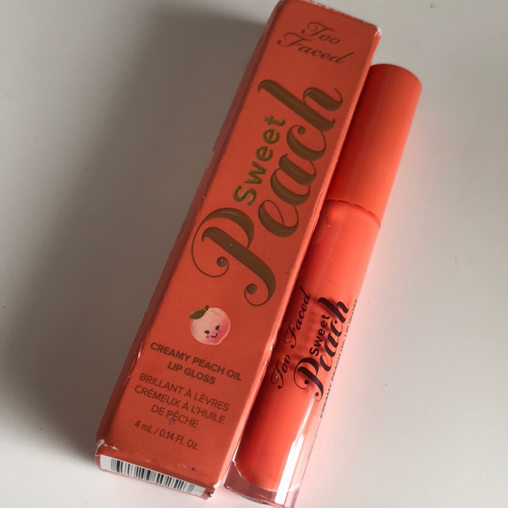 Too Faced Sweet Peach lipgloss is poppin peach